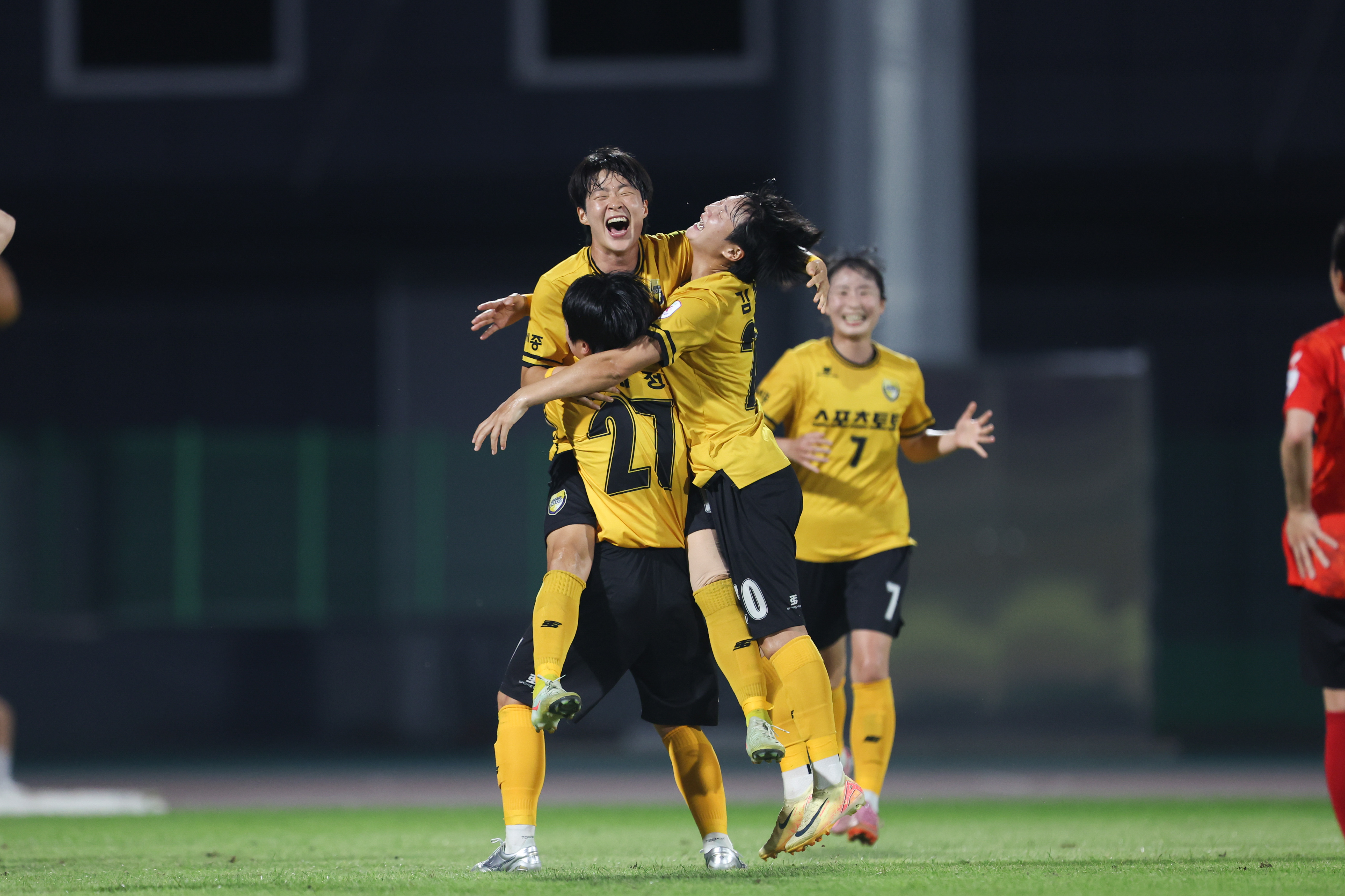 감독 부재 이겨낸 세종스포츠토토,  상무여자축구단 제압하며 WK리그 19R 순연경기서 값진 3점 확보